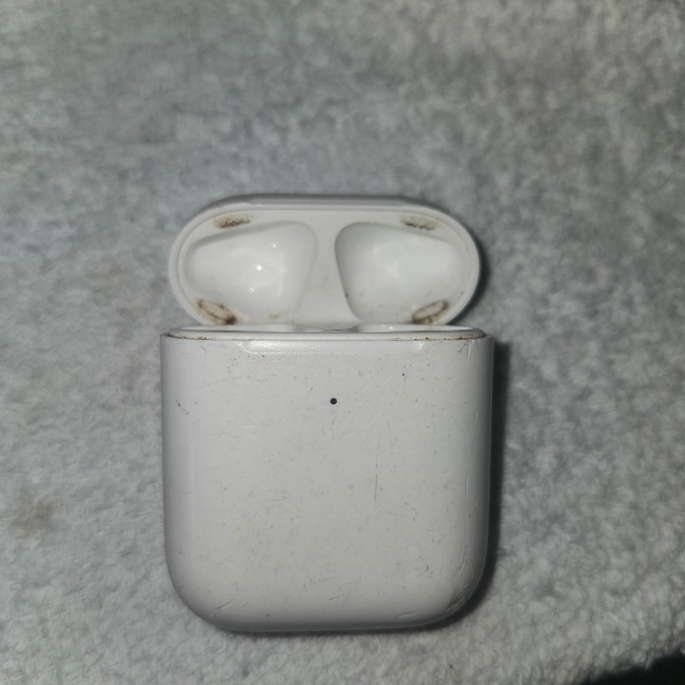 Apple AirPods Wireless Charging Case A1938 White Gen 1 2 LED H26D8SPCJMMT